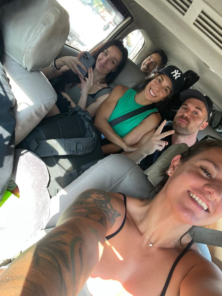 ruta por indonesia cinco personas en un coche posando para un selfie